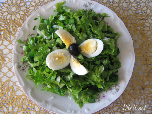 Пролетна салата с маруля и сварено яйце