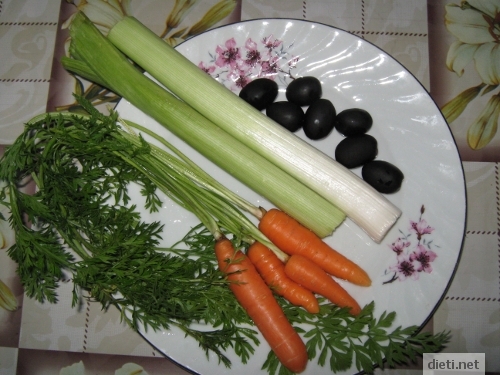 Салата с праз, моркови и маслини